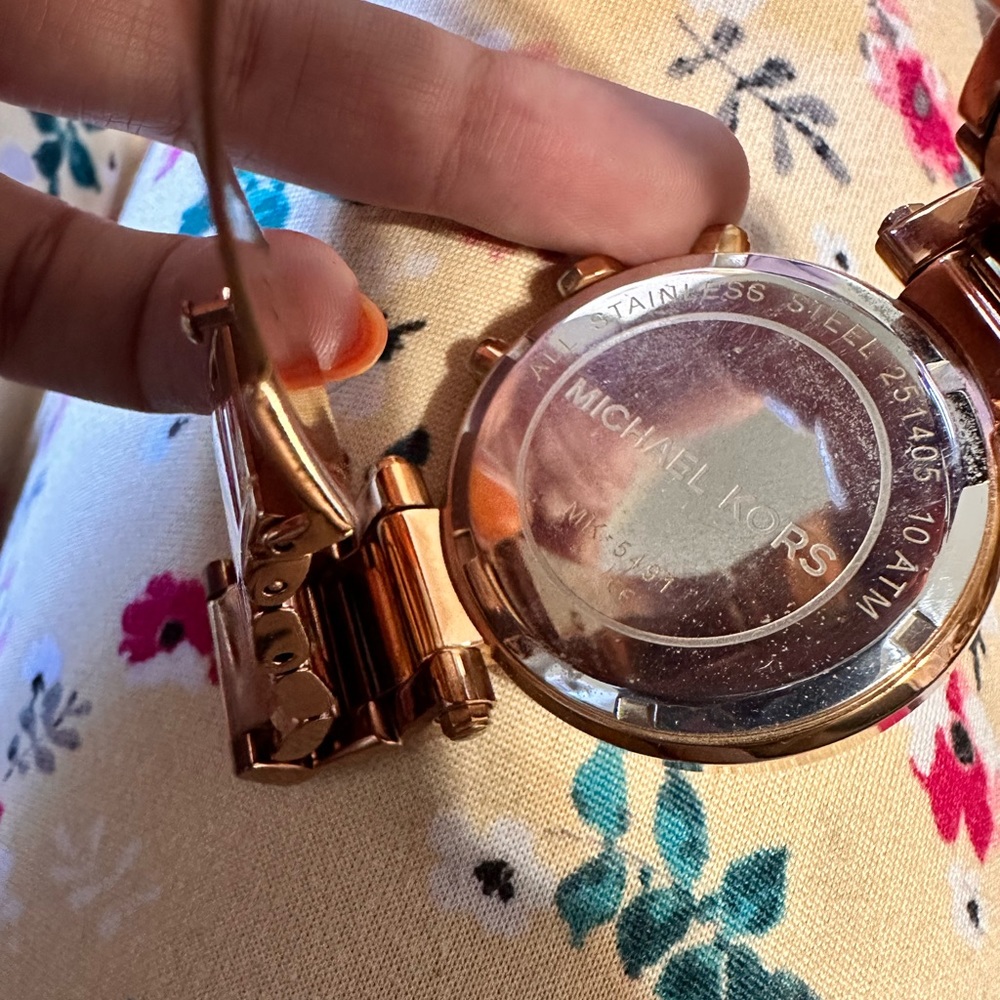 Rose gold Micheal kors watch - Picture 4 of 5